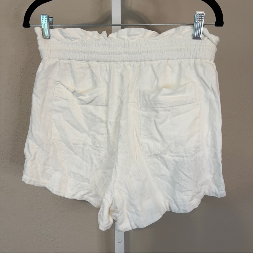House of Harlow 1960 High Waist Cream Shorts - Picture 3 of 3